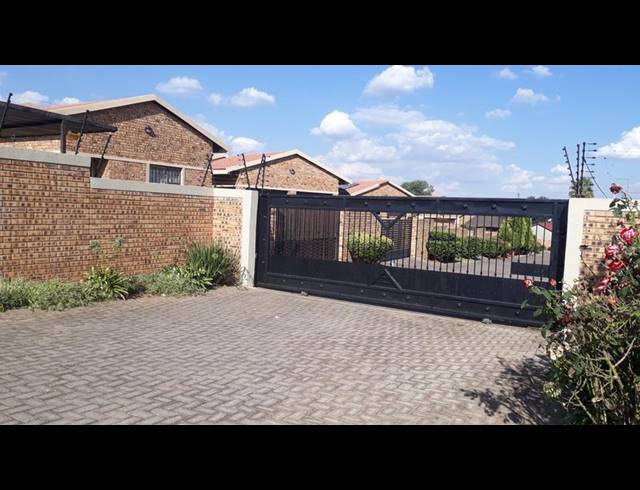 3 BEDROOM HOUSE FOR SALE IN GROBLERPARK EXT